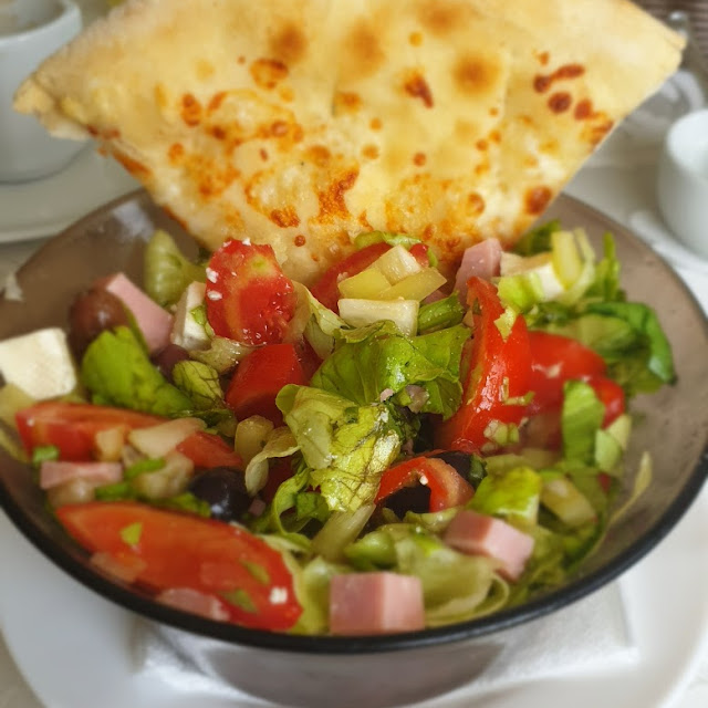 Salata Bulgărească Si Focacia