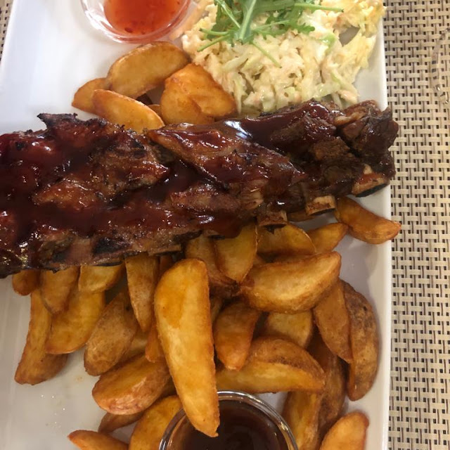Coaste În Sos Barbeque Servite Cu Cartofi În Coajă