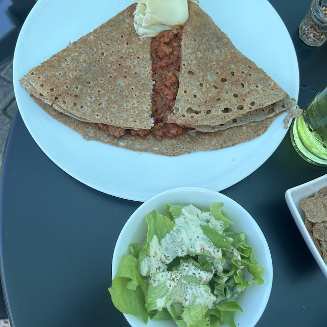 Crèpe Au Sarrasin Avec Épinards Oeuf Fromage Tête de Moine Et Oignons Caramélisées