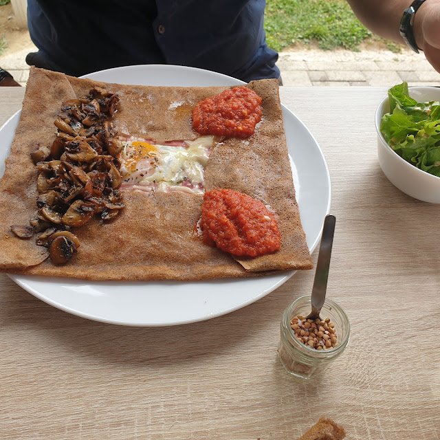 Crèpe Au Sarasin Jambon Fromage Gruyère Oeuf Sauce Tomate Champignons