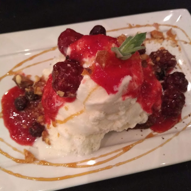 Helado Con Salsa de Frutos Rojos