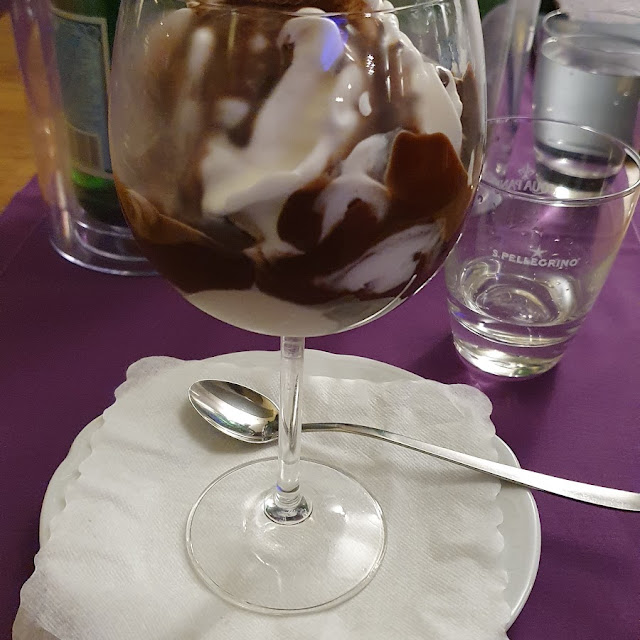 Vanilleeis Mit Heißer Schokoladensauce