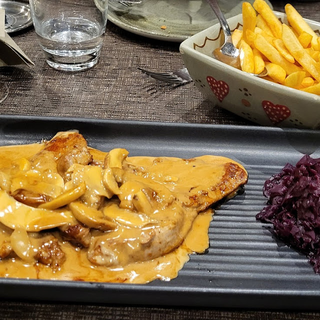 Escalope À la Crème Champignon Légumes Frites