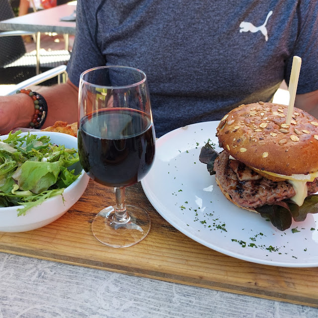 Burger Du Chalet Avec Un Verre de Mondeuse