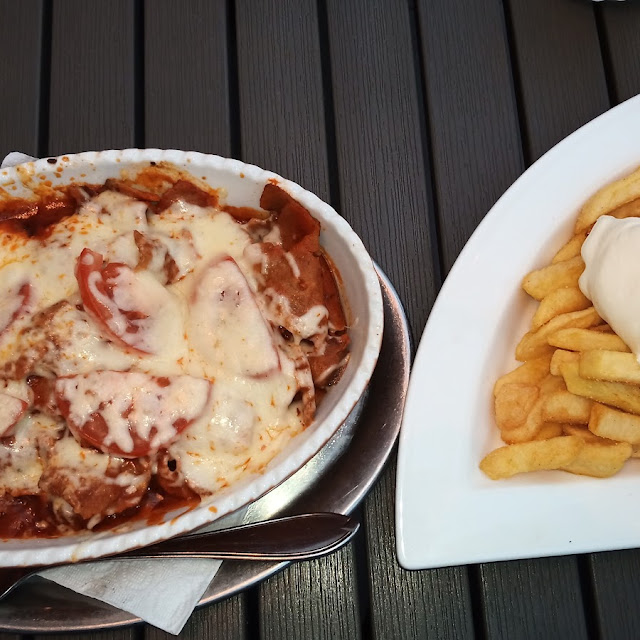 Dönerfleisch Mit Tomatensauce Mit Käse Überbacken Dazu Pommes