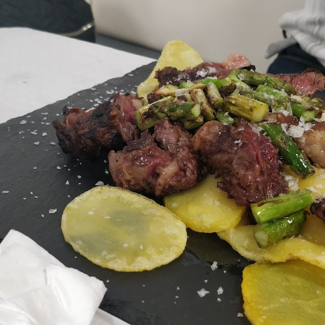 Entrecot A la Plancha Con Guarnición de Patatas Y Pimiento de Padrón
