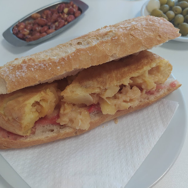 Bocata de Tortilla Española Con Tomate