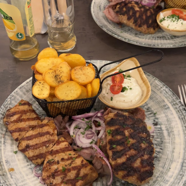 Gyros Bifteki Und Souvlaki
