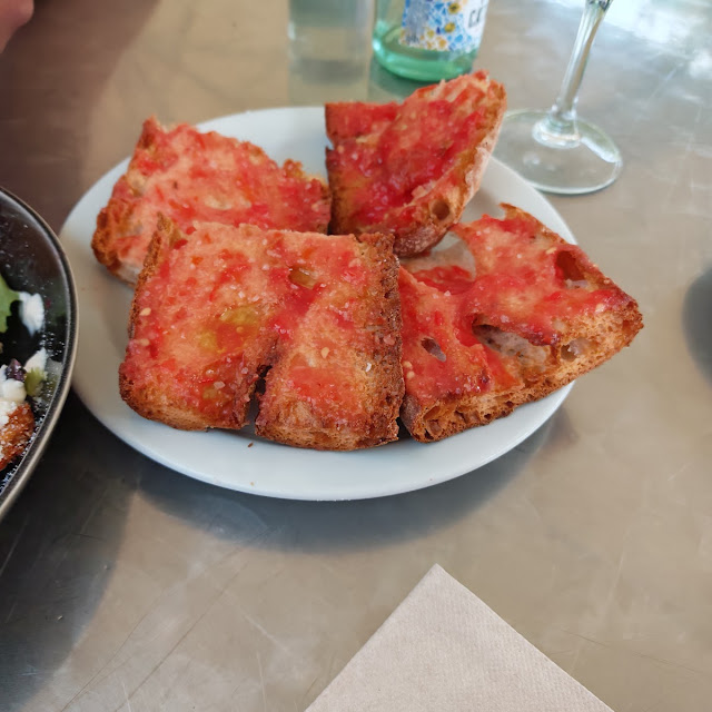 Pan de Coca Tostado Con Tomate