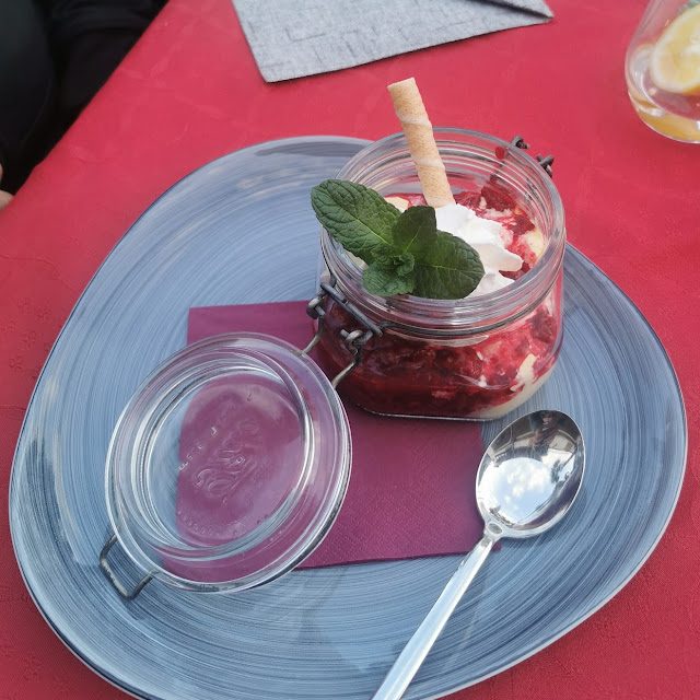 Gelato Alla Vaniglia Con Lamponi Caldi