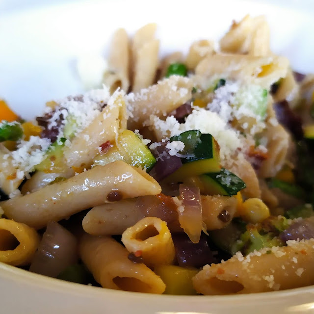 Ensalada de Pasta Con Pesto Verduras Y Olivas Negras