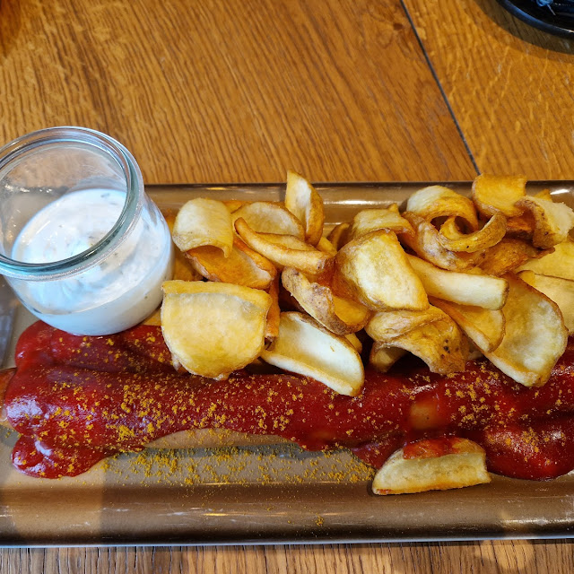 Milde Currywurst Mit Pommes Frites