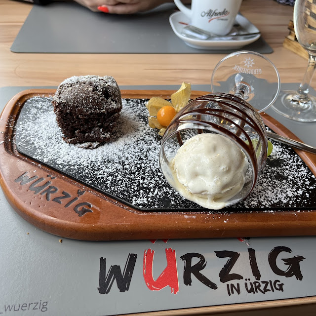 Warmer Schokokuchen Mit Flüssigem Kern Und Vanilleeis