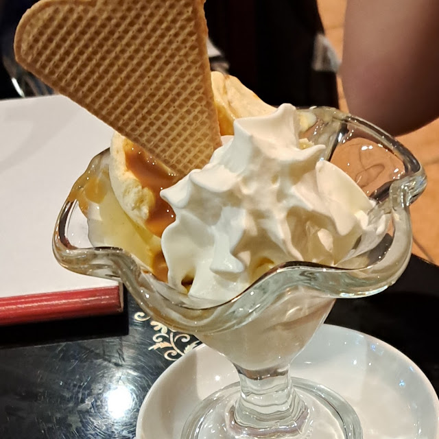 Eis Mit Caramelsoße