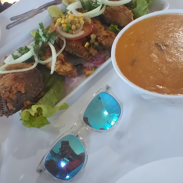 Namorado Frito Arroz Pirão Molho de Camarã Salada E Farofa Com B