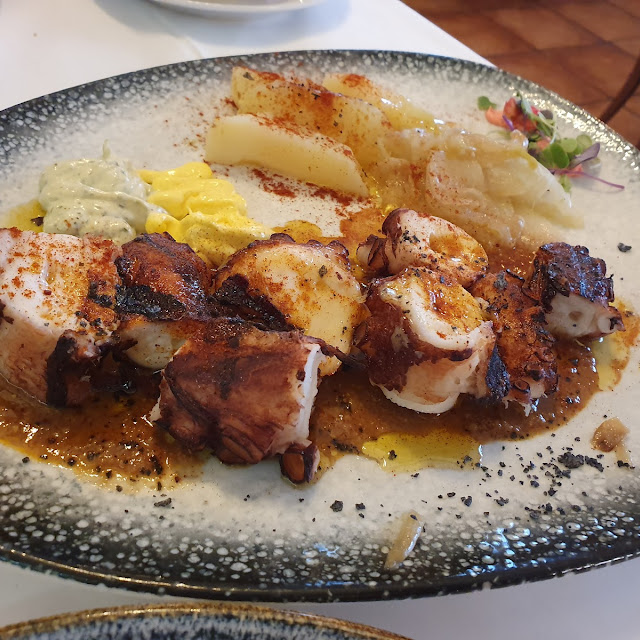 Tronco de Pulpo A la Brasa Con Parmentier Y Vinagreta de Frutas 6 8 5 2