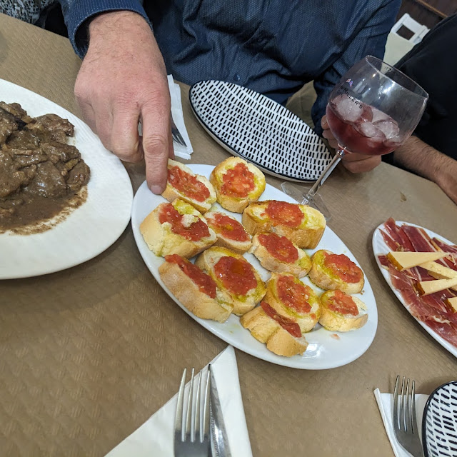 Pan Con Tomate Lengua Con Ajomataero Y Jamón Y Queso