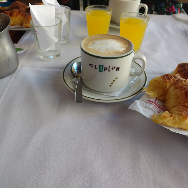 Cafe Con Leche Y 3 Medialunas