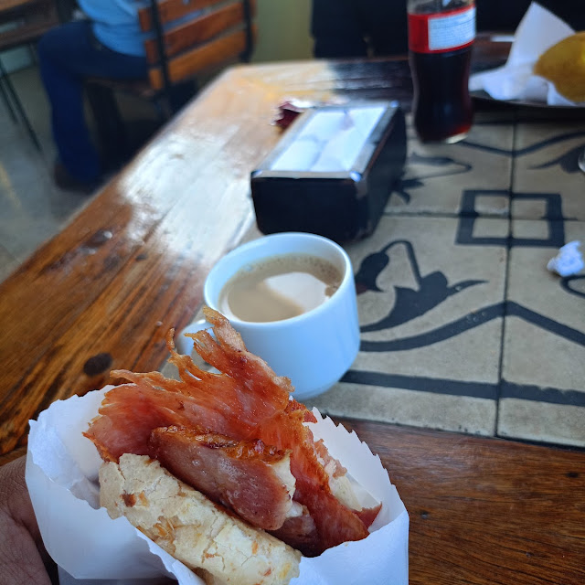 Pão de Queijo Com Pernil