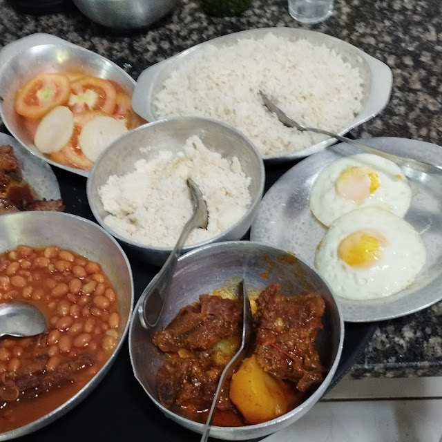 Refeição Com Costelinha de Porco Frita E Carne de Sol