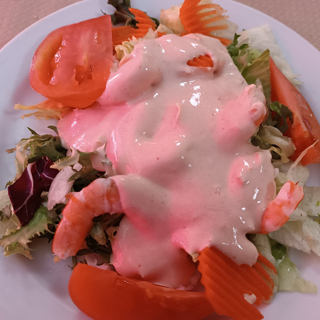 Ensalada Con Langostinos Gambas Y Salsa Rosa