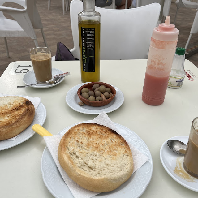 Desayuno Tostada de Pan Redondo Con Aceite Y Tomate Y Aceitunas Y Café Con Leche