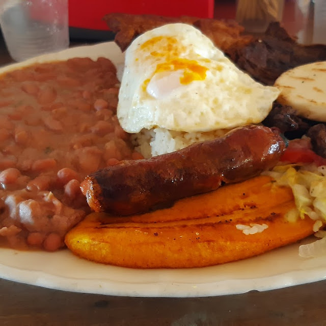Plato Mixto Paisa Con Cerdo Guisado