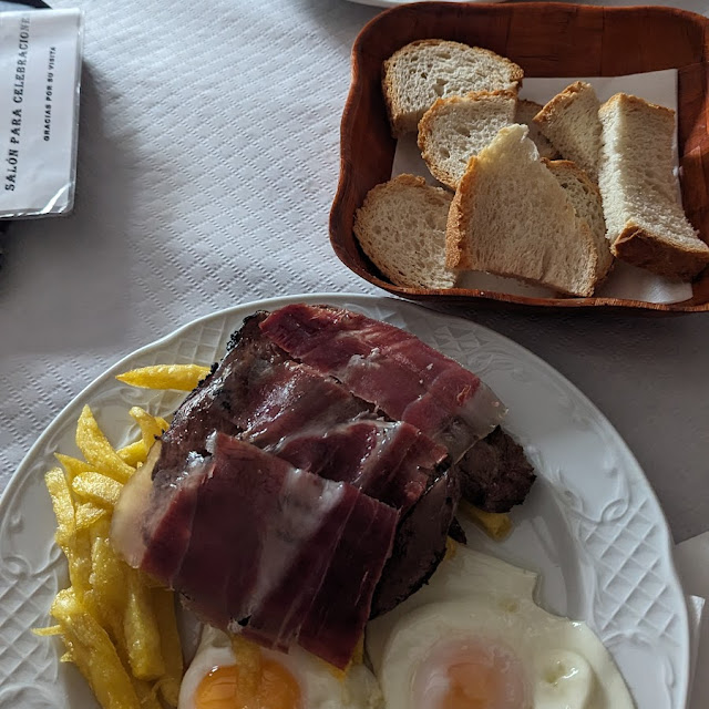 Solomillo Con Huevos Patatas Y Jamón