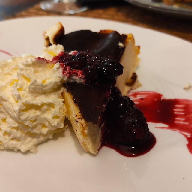 Tarta de Queso Con Coulis de Frutos Rojos
