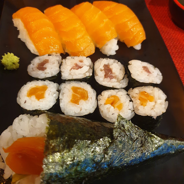 Nigiris de Salmón Y California de Salmón Y Queso