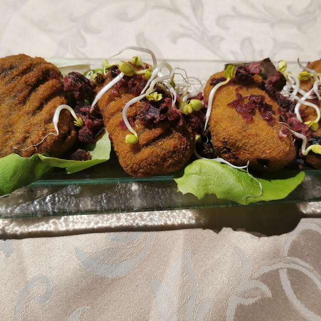 Croquetas de Chipirones Sobre Salsa Agridulce Y Picada de Jamón 6 Unid