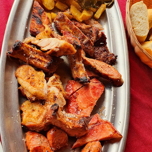 Parrillada de Carne Con Pimientos Y Patatas