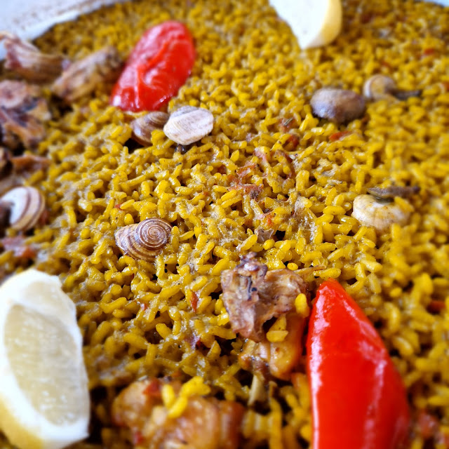 Paella de Conejo Y Caracoles