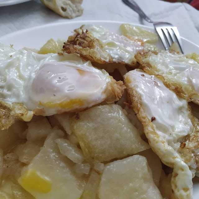 Huevos Fritos Con Patatas Revolconas