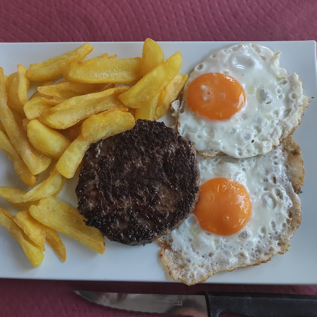 Plato Combinado de Hamburguesa Con Huevo