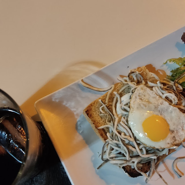 Tosta de Gulas Con Huevo de Codorniz