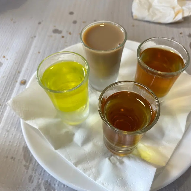 Chupitos de Ron Hiervas Y Crema de Orujo