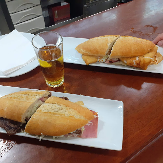 Bocadillo de Pescado Empanado Y Bocadillo de Vuelta de Ternera Especial