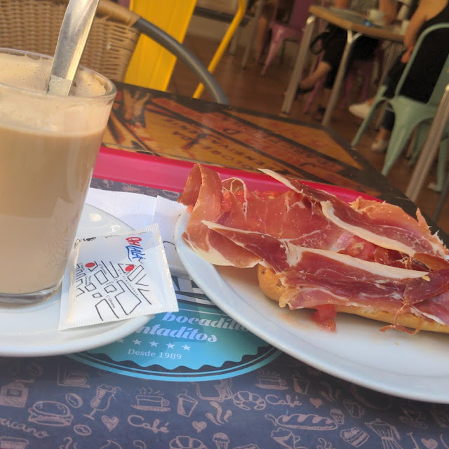 Desayuno Café Con Leche Y Barrita de Tomate Con Jamón Serrano