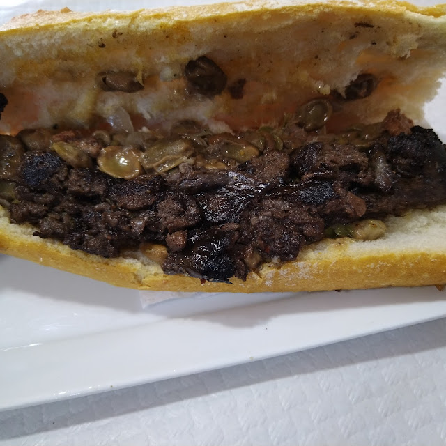 Bocadillo de Embutido Y Habas