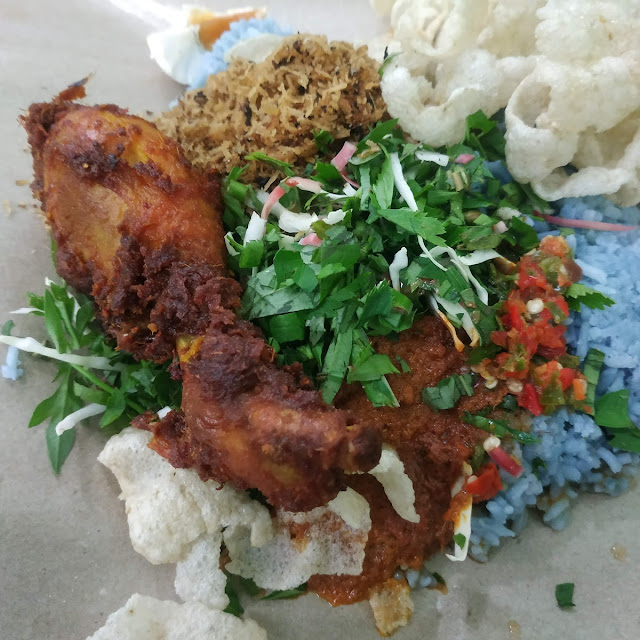 Nasi Kerabu Ayam Goreng