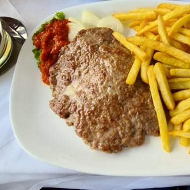 Schweinekotelett Mit Beilage Pommes