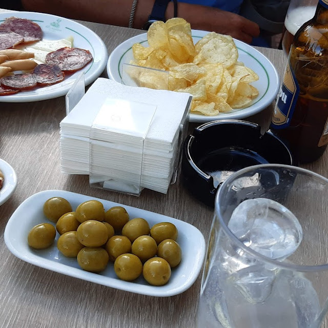 Tónica Y Cerveza Con Aperitivo Variado