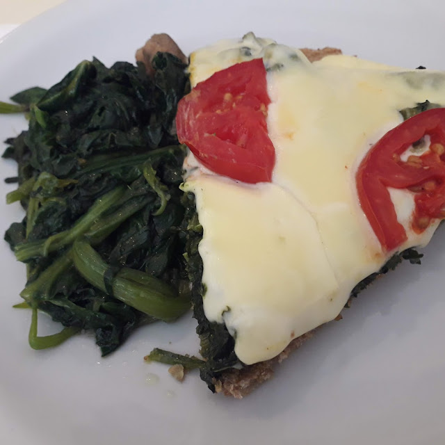 Pizza de Espinaca Con Masa Integral Acompañado de Espinaca Salteada Con Soja Texturizada