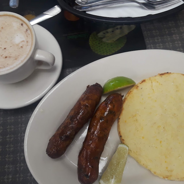 Chorizo Con Arepa Y Chocolate