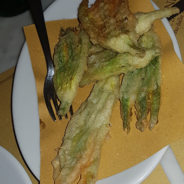 Coniglio Fritto E Fiori Di Zucca