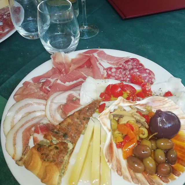 Un Antipasto Di Salumi E Formaggi E Condimenti Tutto Dei Luogo Buonissimi