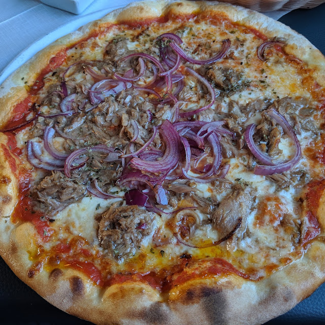 Pizza Tonno Mit Zwiebeln