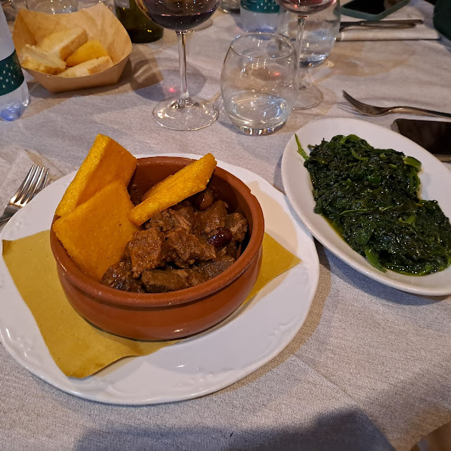 Cinghiale In Salmì E Verdure Ripassate