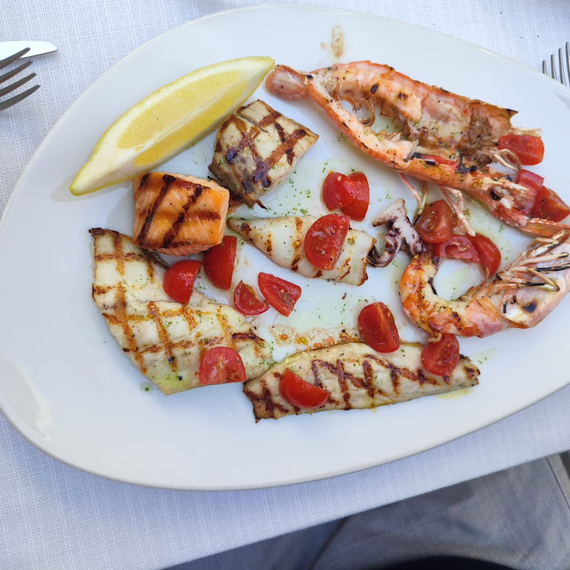 Grigliata Mista Del Pescato Del Giorno Con Insalatina Di Misticanza